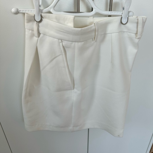 Zara Pleated Shorts - Picture 3 of 5